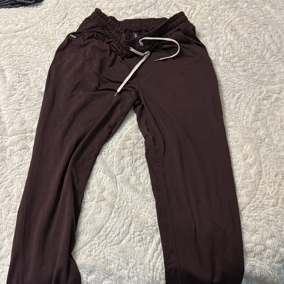 Men’s Vuori maroon pants. Size Large. - Picture 4 of 5